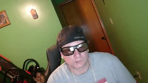 edwardaims_2please online show from April 12, 2026, 2:38 am