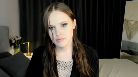 Effie Mur online show from April 15, 2026, 8:53 pm