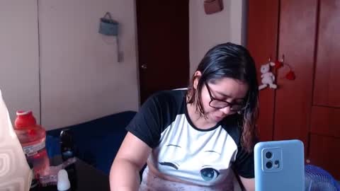 eimy_saenzz online show from April 2, 2026, 4:37 pm