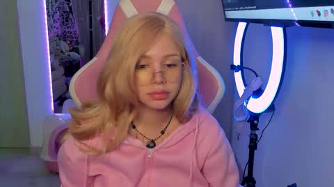 Ela online show from November 19, 2025, 6:02 am