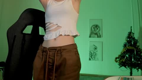 Snapshot of elainebeness chatting on December 19, 2024, 11:46 pm Your sweet girl online show from December 19, 2024, 11:46 pm