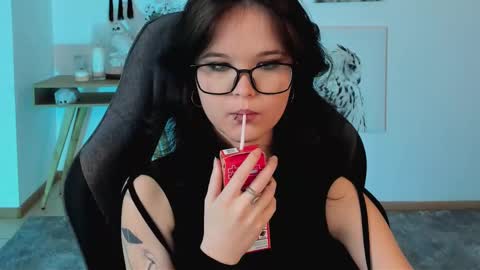Snapshot of elainebeness chatting on March 11, 2025, 7:36 pm Your sweet girl online show from March 11, 2025, 7:36 pm