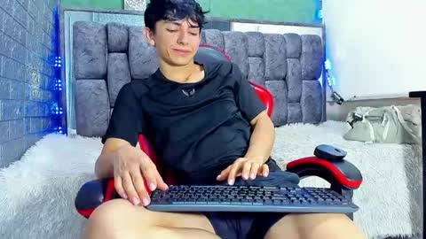 Elan Giralon online show from April 7, 2026, 11:15 pm