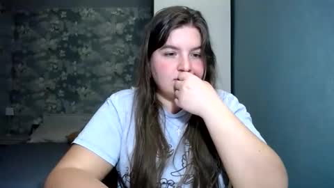Snapshot of elanis_blair chatting on April 19, 2026, 6:10 pm Elanis online show from April 19, 2026, 6:10 pm