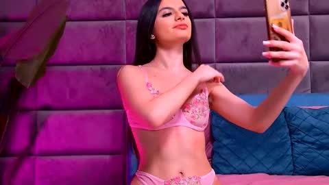 Elara online show from December 14, 2025, 4:40 am