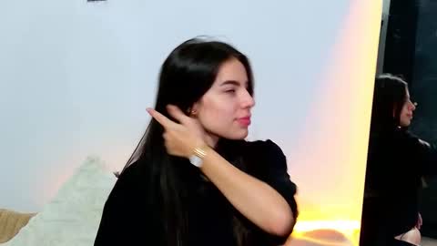 elaravennori online show from January 8, 2026, 3:09 am