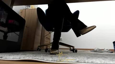 eleganzavogue online show from November 20, 2025, 10:04 am