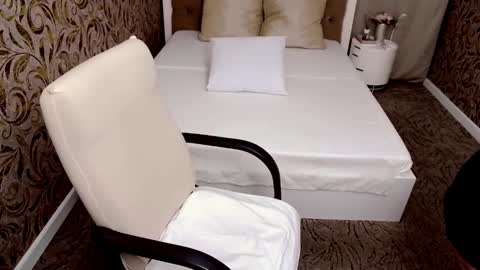 ElenaJuarez online show from January 31, 2025, 8:32 am