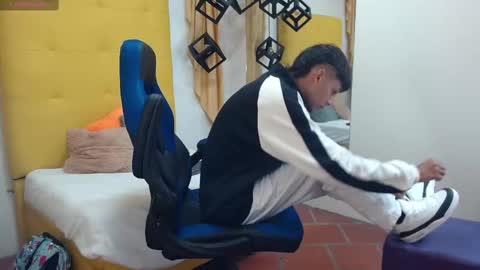 E L I A S online show from March 4, 2025, 4:06 am