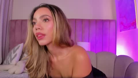 elizabeth_roche online show from April 14, 2026, 12:11 pm