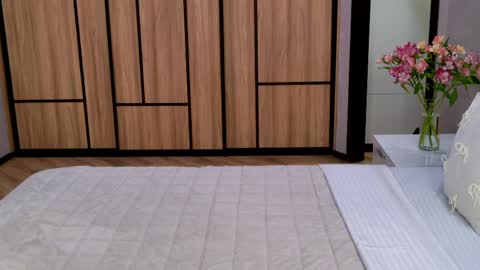 Elizabeth online show from April 13, 2026, 4:07 am