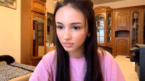 Mia online show from November 6, 2025, 10:27 am