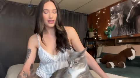 Ella online show from April 28, 2026, 2:33 pm