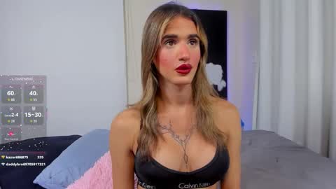 Snapshot of ella_mon chatting on January 15, 2026, 10:57 pm ella_mon online show from January 15, 2026, 10:57 pm