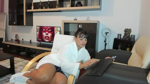 Ella online show from April 3, 2026, 4:05 pm