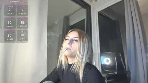 ella_vee online show from November 13, 2025, 4:00 am