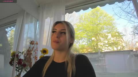 ella_vee online show from April 16, 2026, 5:41 am