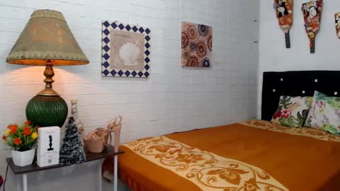 Snapshot of ellahollywood1818 chatting on January 9, 2025, 4:08 am CINDERELLA online show from January 9, 2025, 4:08 am