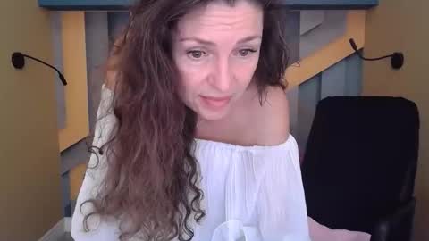 EllaLongs online show from October 31, 2025, 1:01 pm