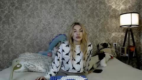 ellamilla online show from September 15, 2025, 2:17 pm