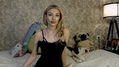 ellamilla online show from November 19, 2025, 10:48 am