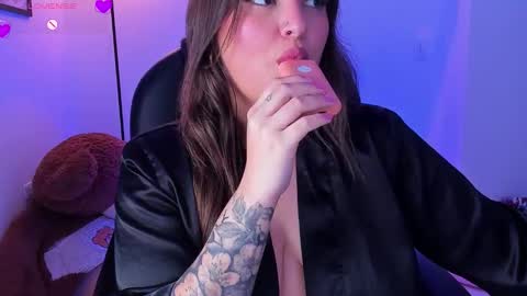 ellarosee_ online show from December 15, 2025, 5:50 pm