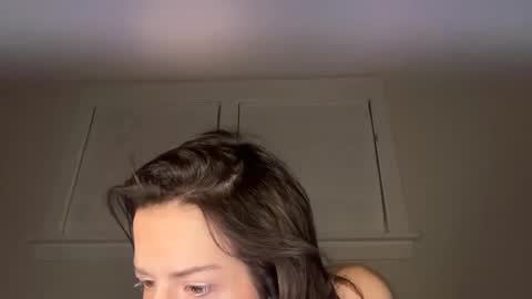 Snapshot of elle67 chatting on October 17, 2025, 5:54 am Elle67 online show from October 17, 2025, 5:54 am