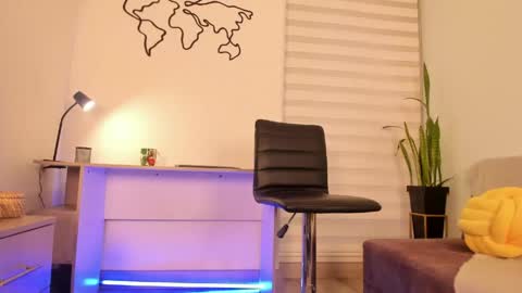 Snapshot of elle_lane chatting on May 18, 2026, 11:10 pm Elle online show from May 18, 2026, 11:10 pm