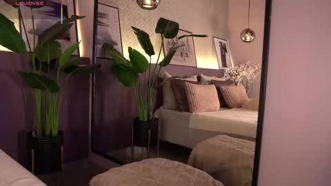 Elle Diane online show from December 1, 2025, 10:15 pm