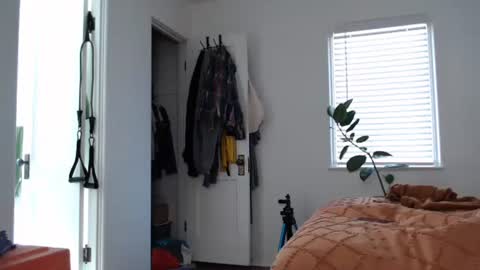 Ellie Rowyn online show from December 17, 2025, 6:58 pm