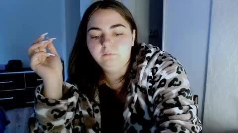 Snapshot of ellies_8 chatting on May 27, 2026, 3:47 am Ellie online show from May 27, 2026, 3:47 am