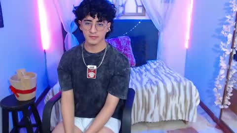 elliot_03 online show from May 26, 2026, 1:07 pm