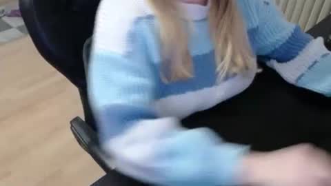 Elly online show from October 16, 2025, 7:48 pm