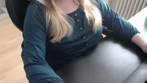 Elly online show from October 18, 2025, 9:32 am