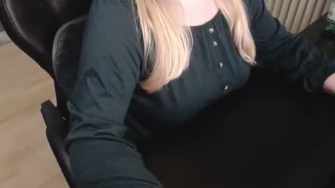 Elly online show from October 18, 2025, 9:37 pm