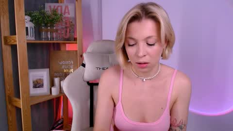 Elly online show from November 28, 2025, 3:09 am