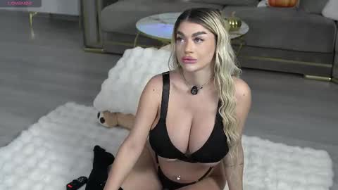 Snapshot of ellyxxxelly chatting on October 13, 2025, 5:02 pm Elly online show from October 13, 2025, 5:02 pm