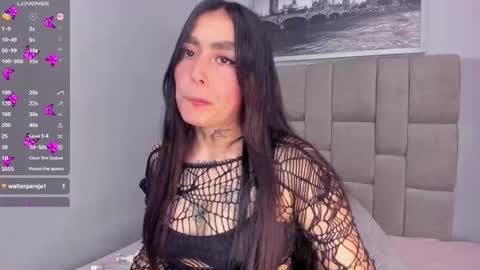 Snapshot of elodie_walker chatting on December 19, 2025, 3:52 pm Elodie online show from December 19, 2025, 3:52 pm
