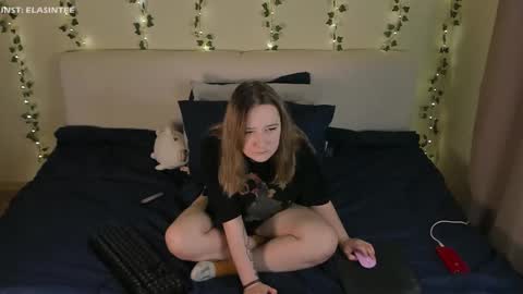 Ela give me a thumbs up if you like it  and this is important for the development of the account online show from November 21, 2025, 7:23 pm