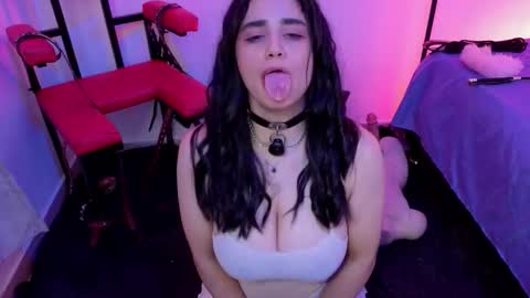 elowen_halley1 online show from February 16, 2026, 7:43 pm