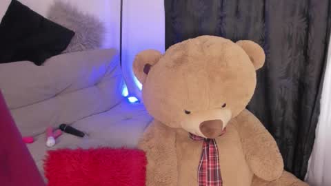 Snapshot of elyross_ chatting on October 12, 2025, 9:36 pm Ross online show from October 12, 2025, 9:36 pm