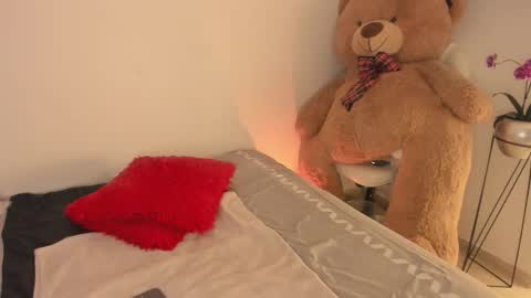 Snapshot of elyross_ chatting on December 16, 2025, 12:37 am Ross online show from December 16, 2025, 12:37 am