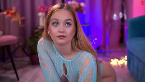 Elyssa online show from November 21, 2025, 8:18 pm