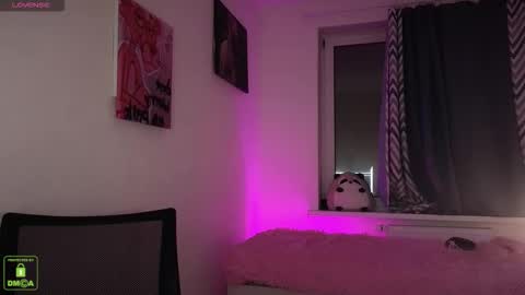 Snapshot of em1l1a chatting on October 16, 2025, 8:21 pm Em1l1a online show from October 16, 2025, 8:21 pm