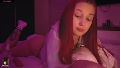 Snapshot of em1l1a chatting on December 5, 2025, 7:43 pm Em1l1a online show from December 5, 2025, 7:43 pm