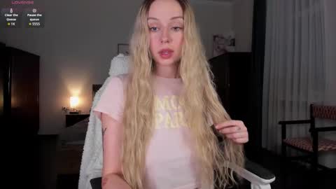 Emilie online show from November 7, 2025, 3:34 pm