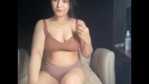 Ema Love online show from December 2, 2025, 1:33 am
