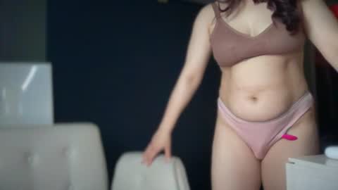 Snapshot of ema_lov3 chatting on July 18, 2026, 2:05 am Ema Love online show from July 18, 2026, 2:05 am