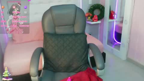 Snapshot of emalinda__hills chatting on December 26, 2024, 12:16 pm EMA online show from December 26, 2024, 12:16 pm