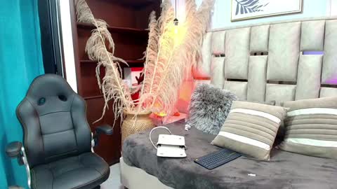 Snapshot of emelie_ch_ chatting on January 20, 2025, 9:53 pm Emily  online show from January 20, 2025, 9:53 pm